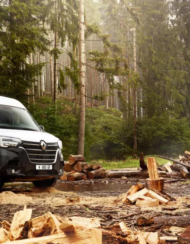 Renault Trucks Master 4x4 in a forest